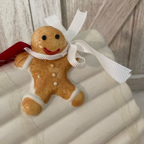 Potter’s Studio Gingerbread Canister - Picture 6 of 13